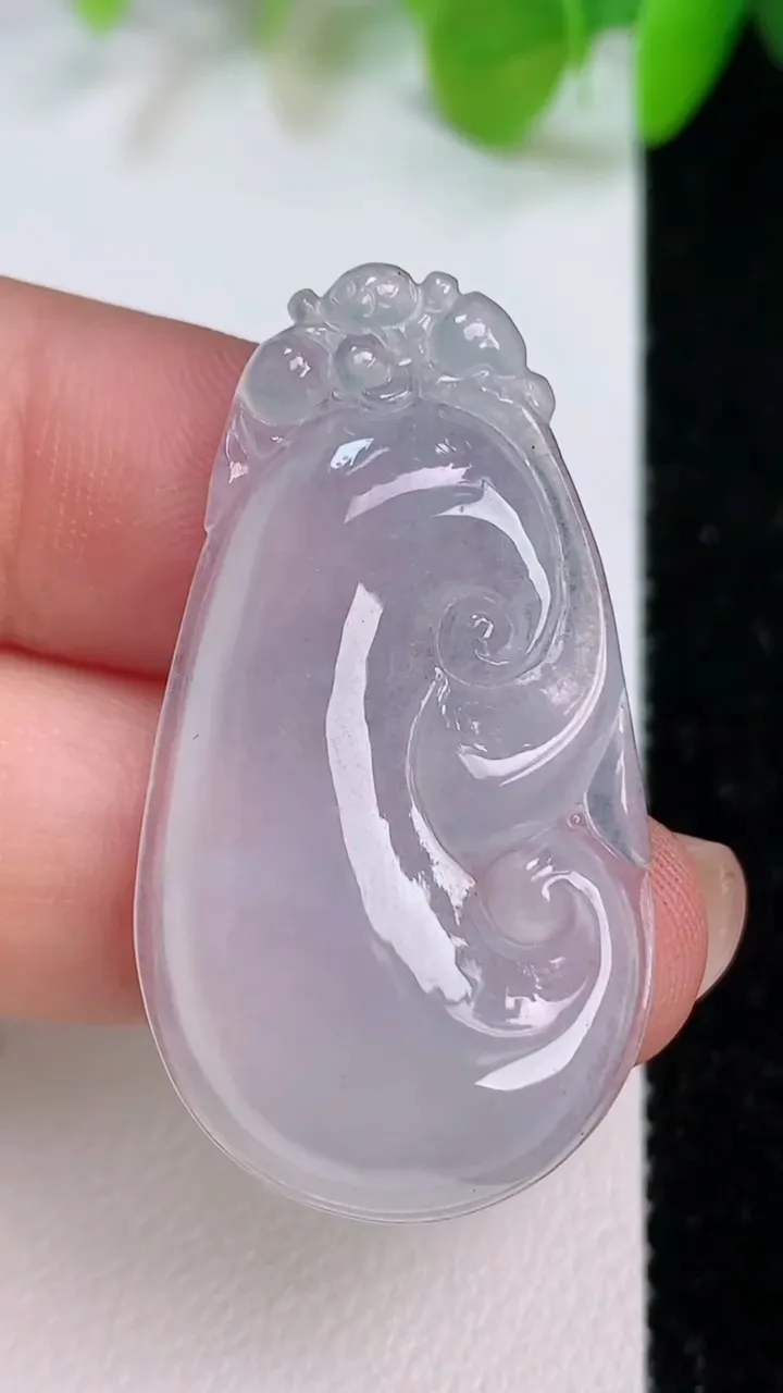 天然A货翡翠冰种如意吊坠，尺寸38.3-20.7-4.6，重量:6.30g
7月12日