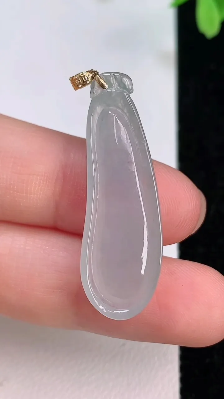 天然A货翡翠福瓜吊坠，尺寸36-11.7-5.2，重量:3.87g
7月12日