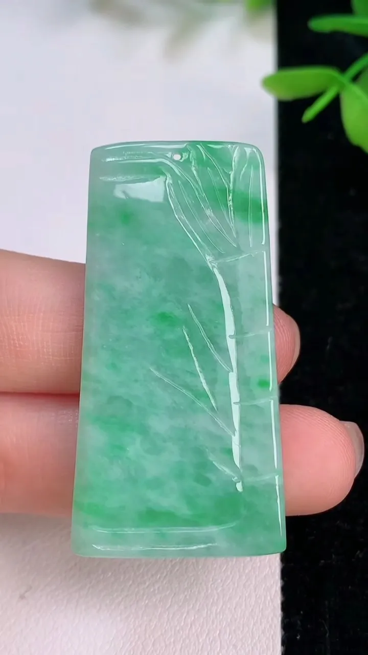 天然A货翡翠节节高升竹节吊坠，尺寸46.6-23.7-3.8，重量:11.53g
7月12日