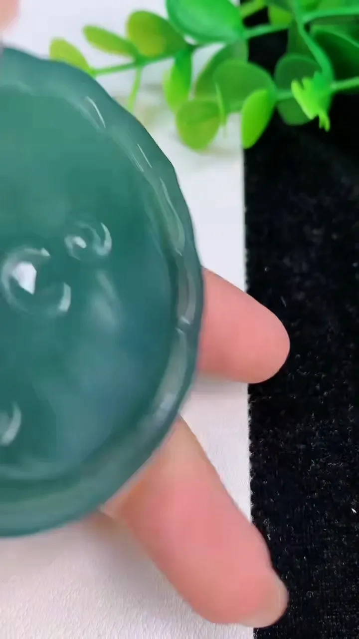 天然A货翡翠蓝水观音菩萨吊坠，尺寸50.2-7，重量:51.46g
7月12日