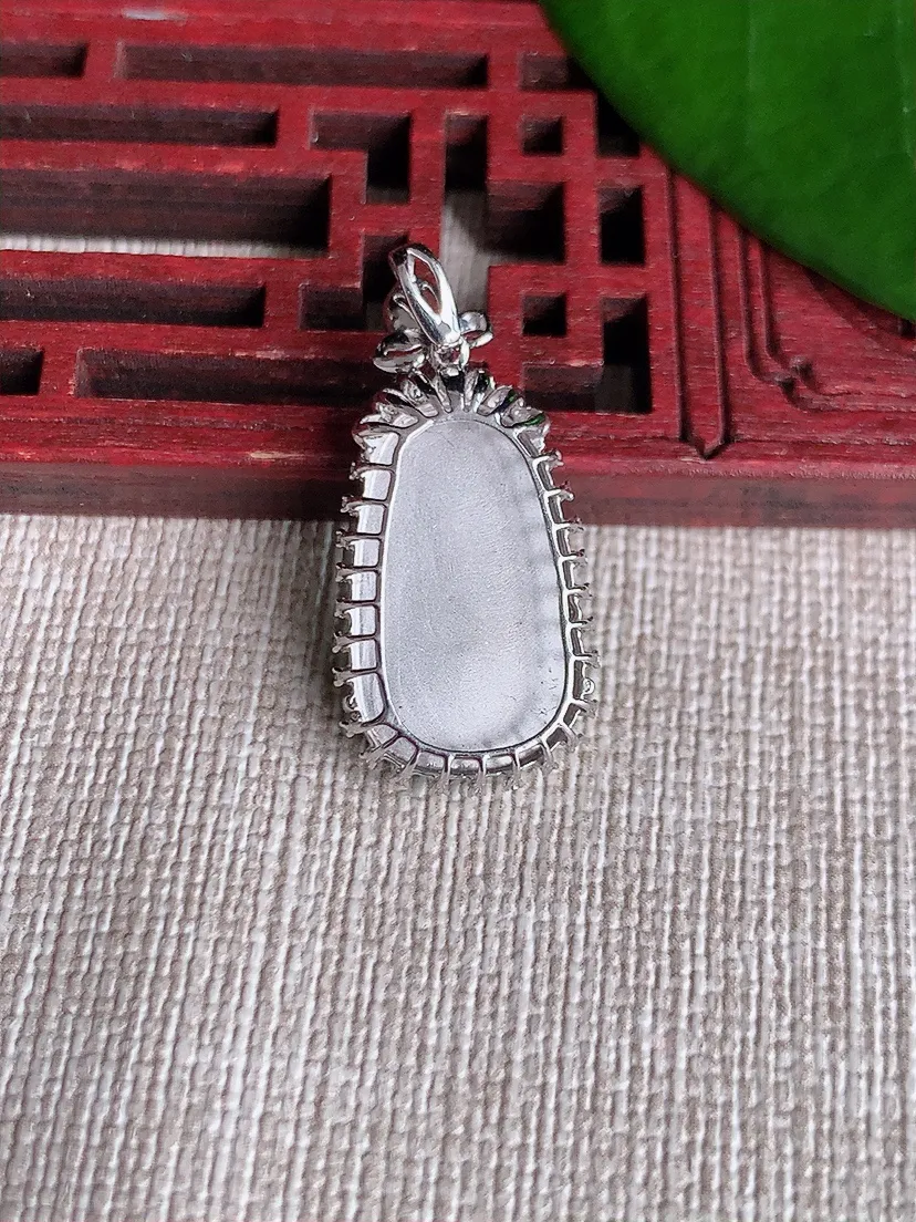 天然A货翡翠18K金伴满绿如意吊坠尺寸27.8×13.2×6裸石18.8×11m量2.94g 071