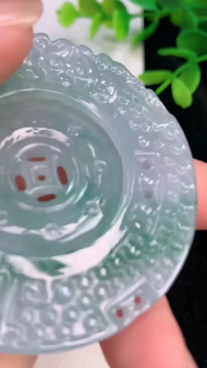 天然A货翡翠雕花母子平安扣吊坠，尺寸56.6-5，重量:35.64g
7月12日