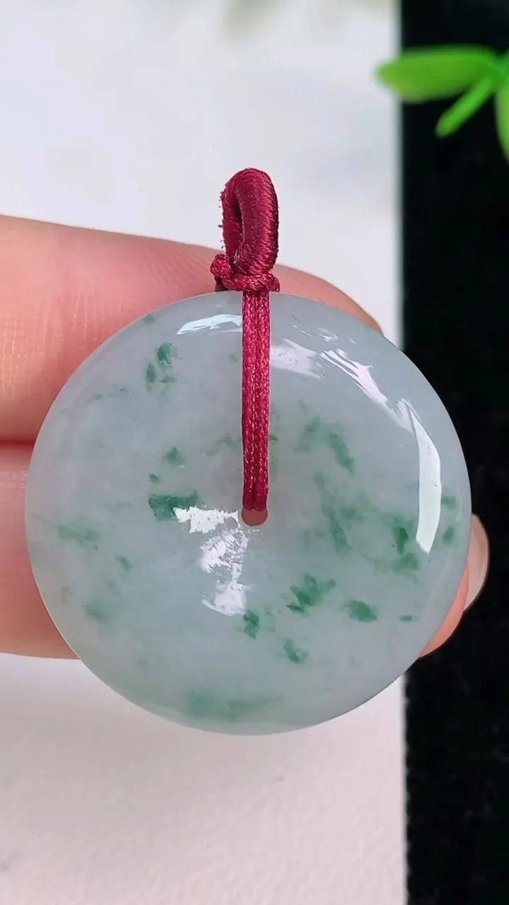 天然A货翡翠飘花平安扣吊坠，尺寸28.8-5.6，重量:9.83g
7月12日