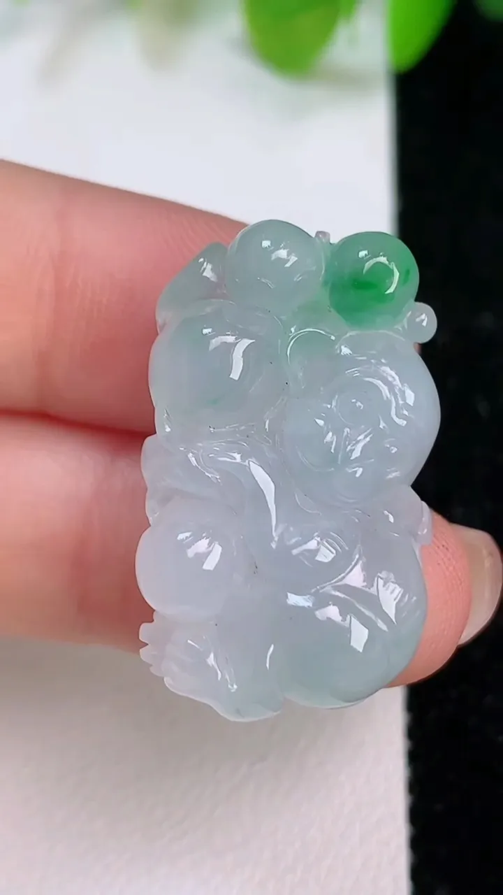 天然A货翡翠生肖猴吊坠，尺寸27.8-17-8.2，重量:7.25g
7月12日