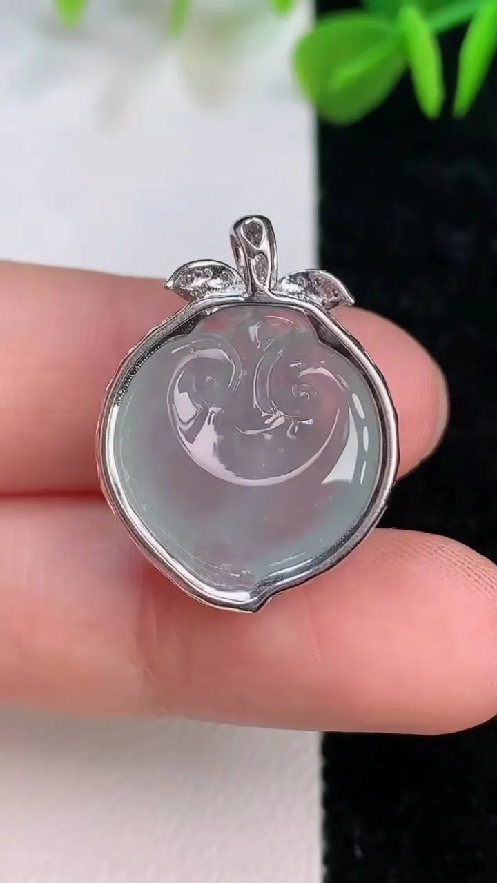天然A货翡翠种寿桃吊坠，尺寸24.7-19-8，裸石18-16.8重量:4.56g
7月12日