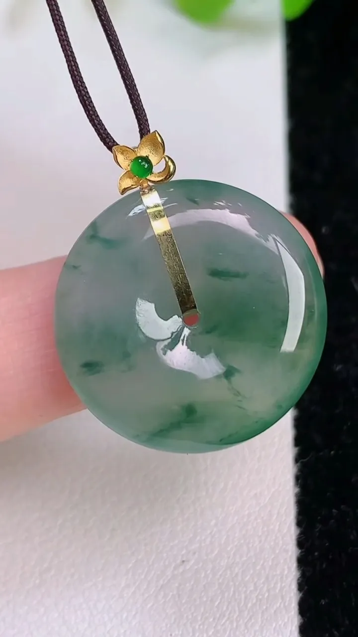 天然A货翡翠平安扣吊坠，尺寸22-5，重量:5.47g
7月12日