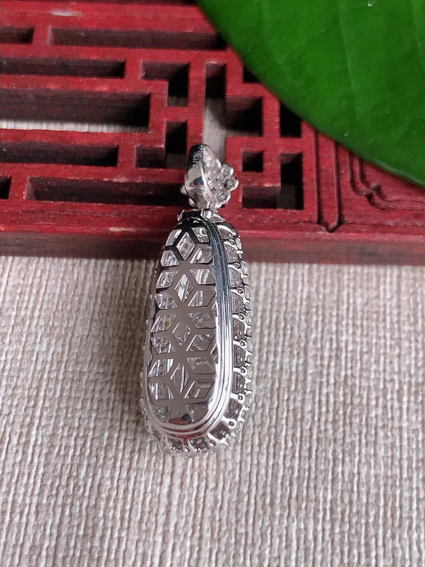 天然A货翡翠18K金伴阳绿四季豆福豆平安豆吊坠尺寸32.8×11.5×10.2裸石21.5×7m量4.30g 0710