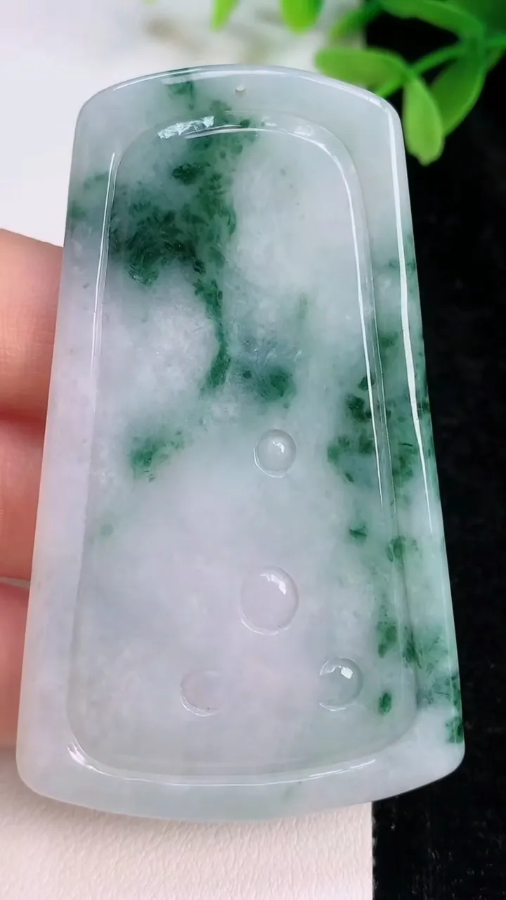 天然A货翡翠飘花不动明王吊坠，尺寸69-41.5-5.4，重量:34.33g
7月12日