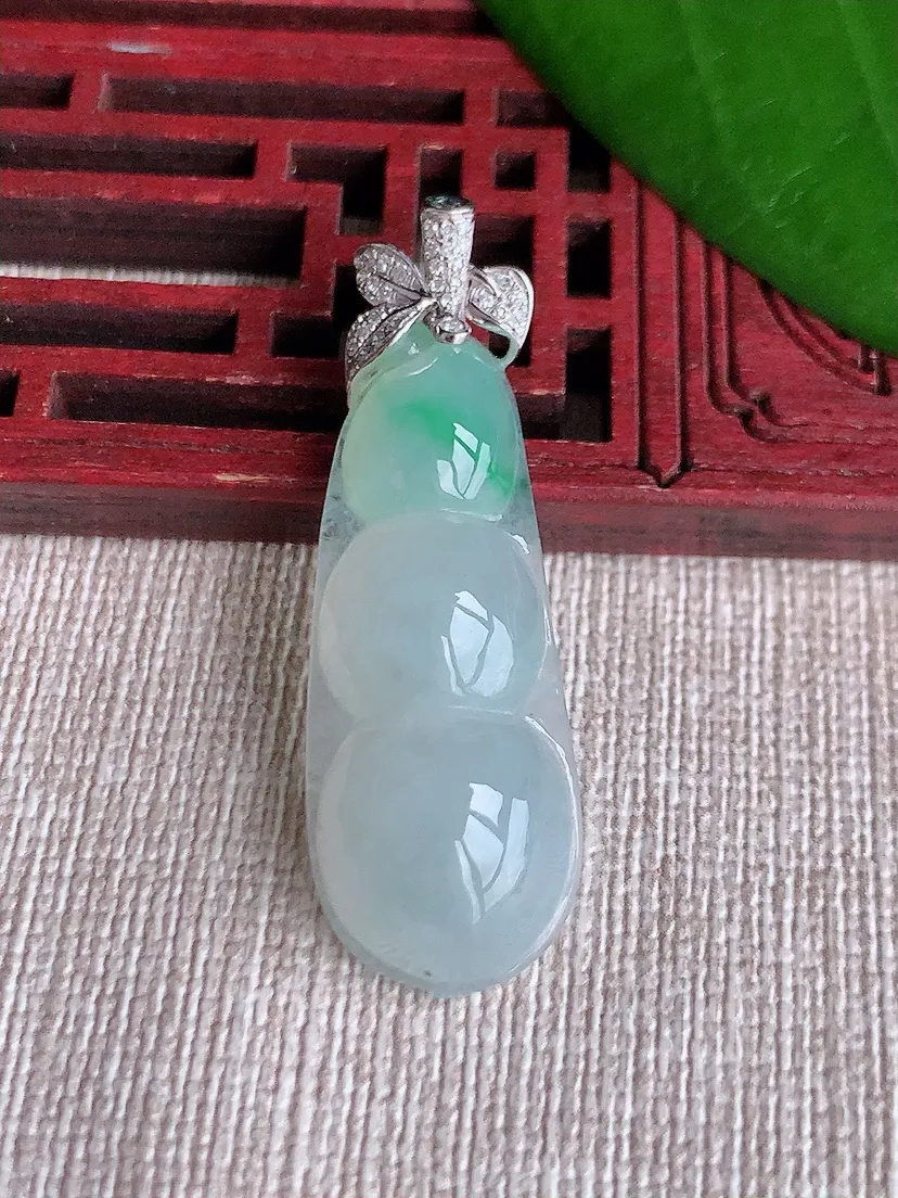 天然A货翡翠18K金伴飘绿四季豆福豆平安豆吊坠尺寸41.6×35.6×13.5×8m量6.83g 0