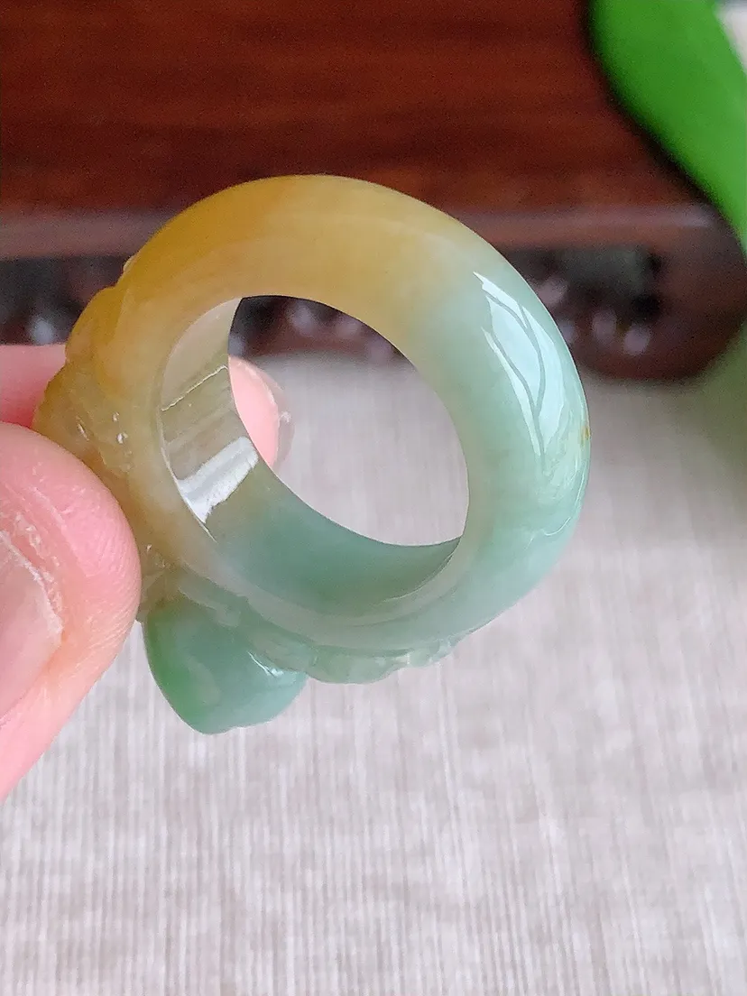 天然A货翡翠黄加绿双彩生肖猴灵猴献寿扳指 尺寸16.8×7.3×13mm 重量9.39g 0711