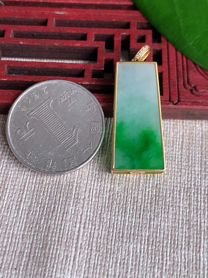 天然A货翡翠18K飘绿无事牌吊坠尺寸27.5×13×4.6m量5.36g 0711