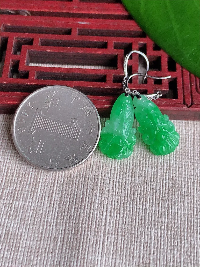 天然A货翡翠18K金镶嵌飘绿白菜耳坠 尺寸19×10×4.8mm 重量2.94g 0711