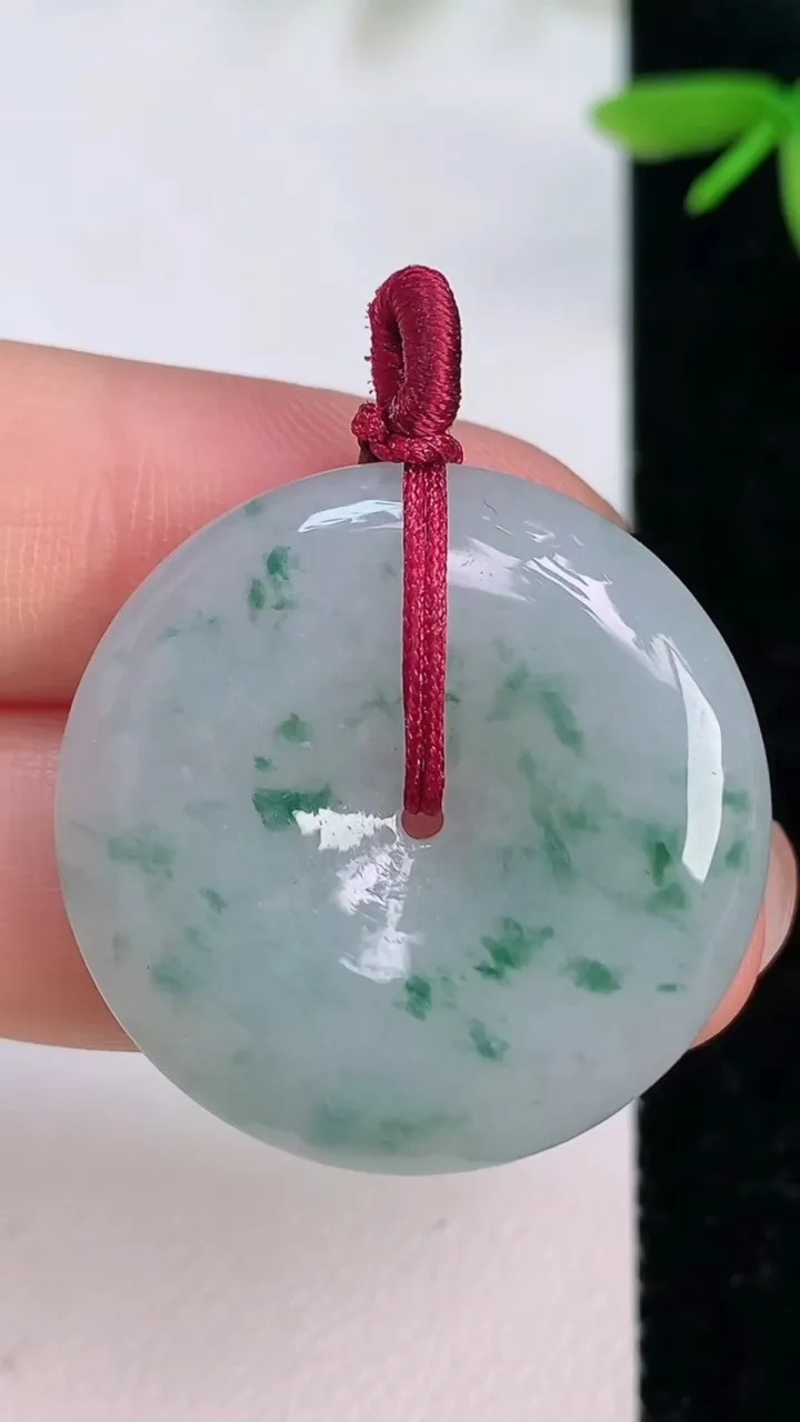 天然A货翡翠飘花平安扣吊坠，尺寸28.8-5.6，重量:9.83g
7月12日