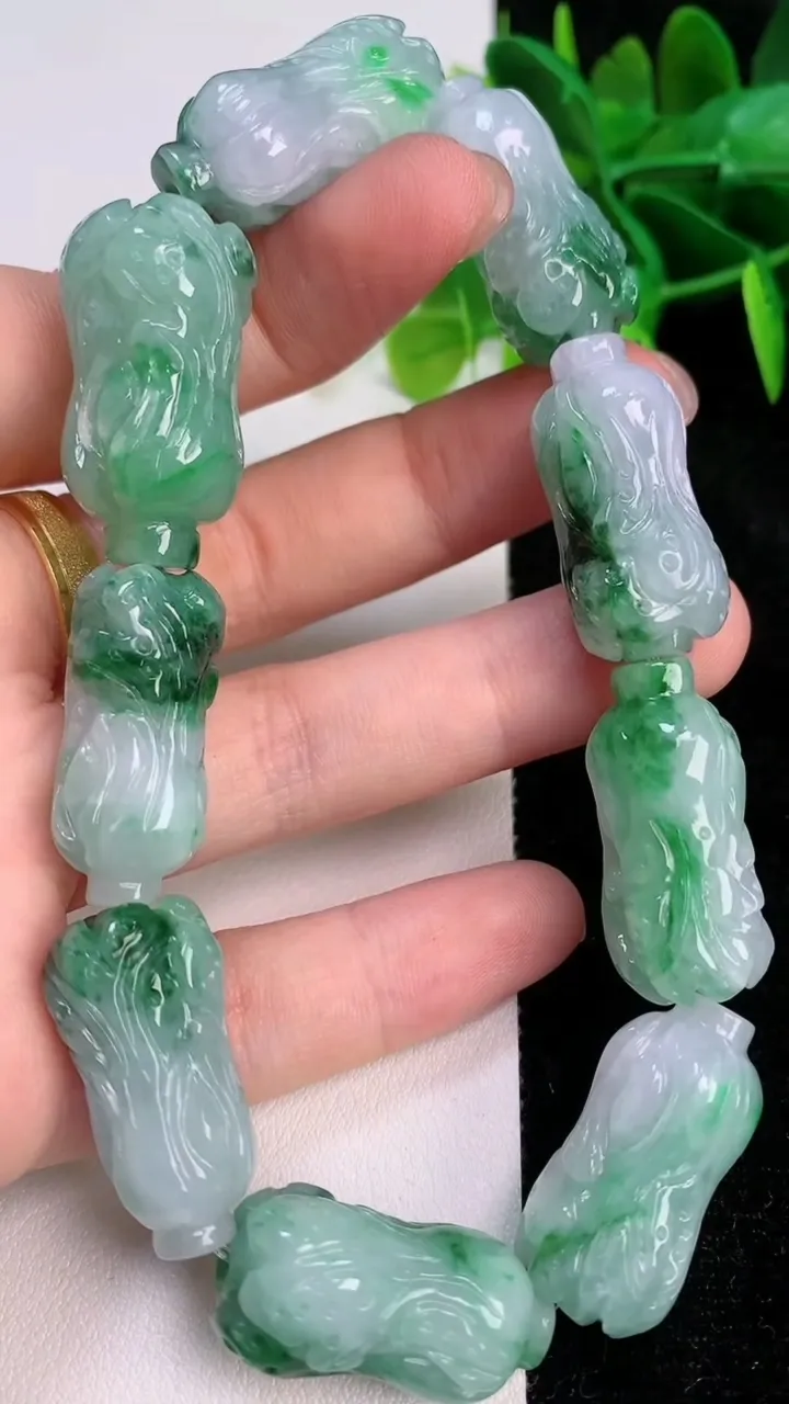 天然A货翡翠白菜手串，尺寸26.6-11.3，重量:67.08g7月12日
工厂直销收藏佳品,种好水足，色泽均匀，有种有色，上手高大气！