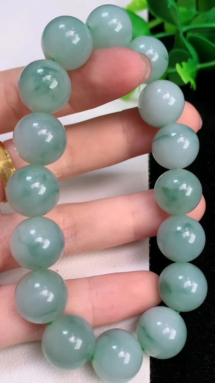 天然A货翡翠圆珠手串，尺寸13-16颗，重量:62.54g7月12日
工厂直销收藏佳品,种好水足，色泽均匀，有种有色，上手高大气！