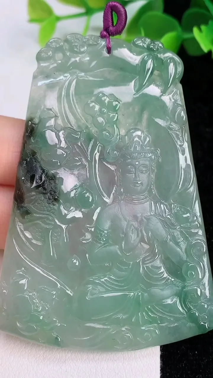 天然A货翡翠祥龙大势至观音菩萨吊坠，尺寸70.8-48.7-4.3，重量:33.42g
7月12日