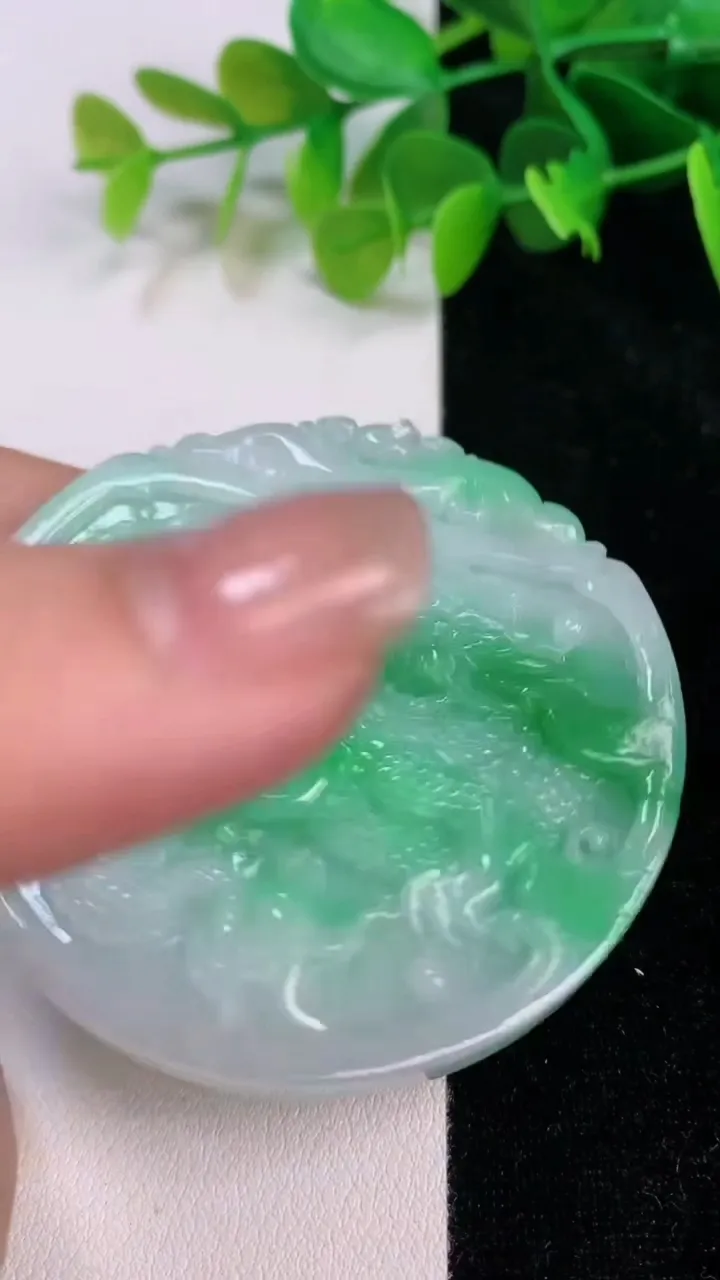 天然A货翡翠龙牌吊坠，尺寸55.2-6.2，重量:44.29g
7月12日
