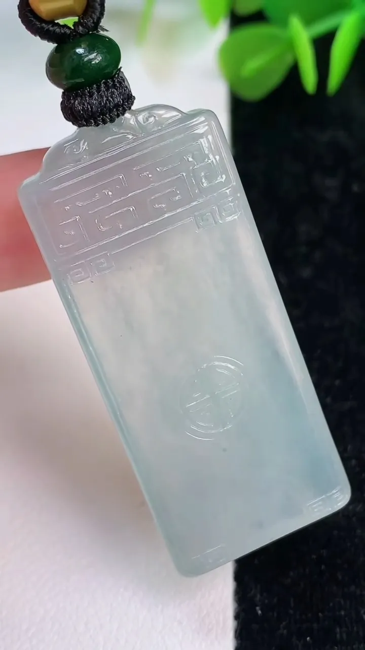 天然A货翡翠冰种飘花仿古无事牌吊坠，尺寸46.3-20-5，重量:18.63g
7月12日