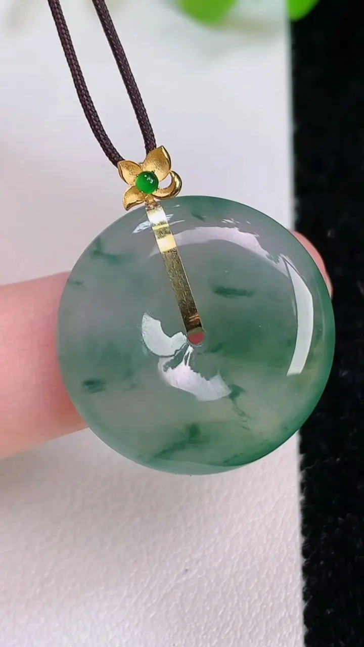 天然A货翡翠平安扣吊坠，尺寸22-5，重量:5.47g
7月12日