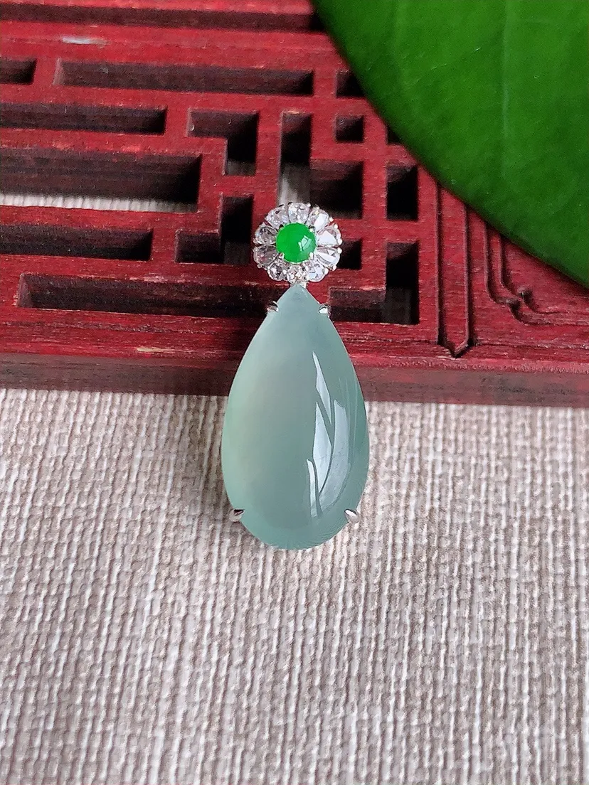 天然A货翡翠18K金伴晴水水滴吊坠尺寸25.2×19×10.6×6m量3.00g 0711
