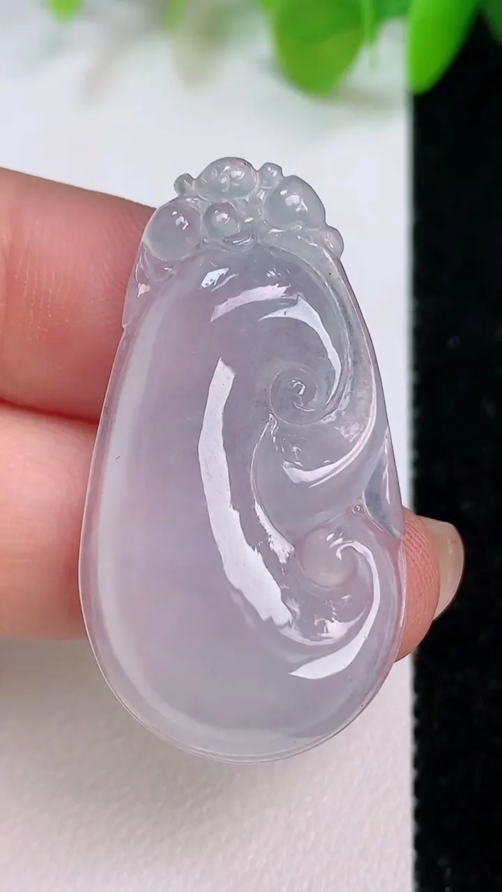 天然A货翡翠冰种如意吊坠，尺寸38.3-20.7-4.6，重量:6.30g
7月12日