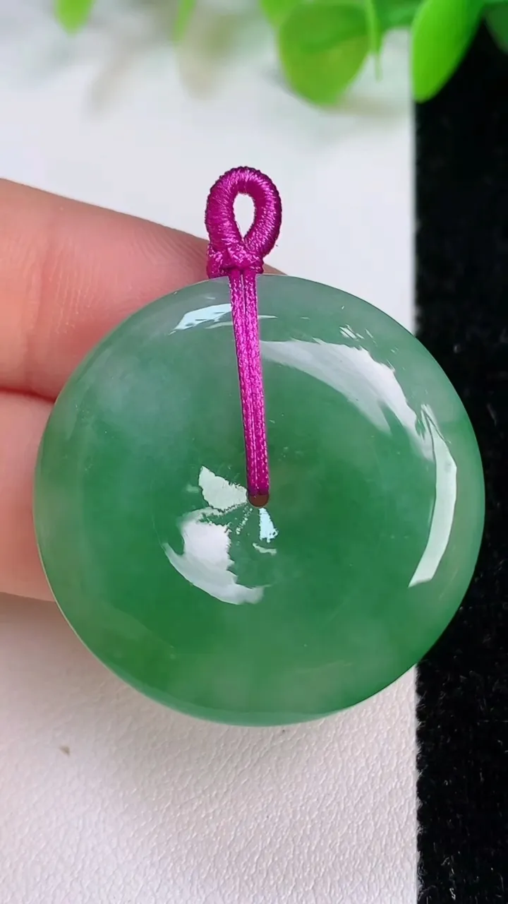 天然A货翡翠平安扣吊坠，尺寸31.7-6，重量:12.48g
7月12日