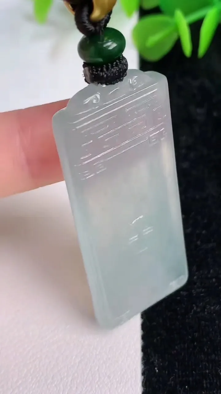 天然A货翡翠冰种飘花仿古无事牌吊坠，尺寸46.3-20-5，重量:18.63g
7月12日