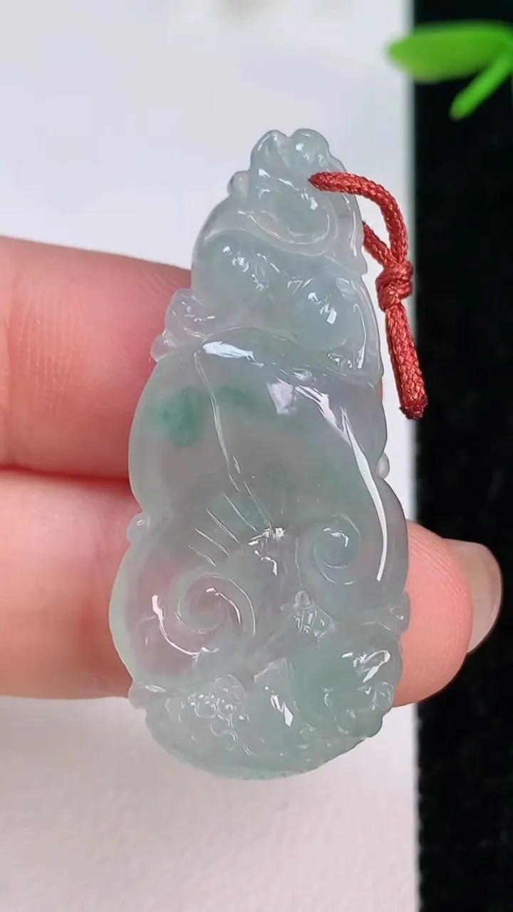 天然A货翡翠冰种飘花今非昔比 蜥蜴吊坠，尺寸40-18.2-4.2，重量:5.80g
7月12日