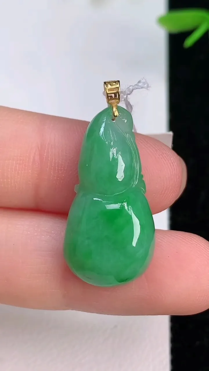 天然A货翡翠葫芦吊坠，尺寸25.5-13.7-6.2，重量:4.10g
7月13日