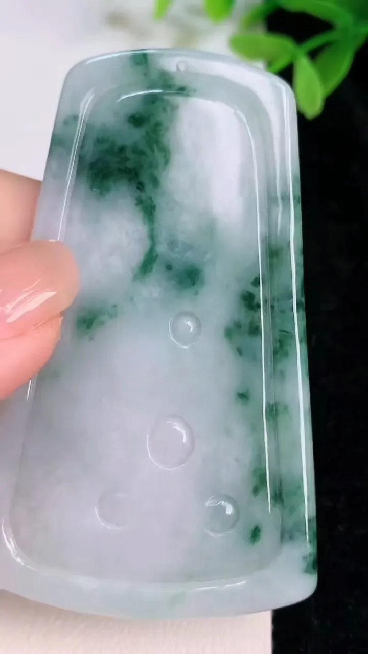 天然A货翡翠飘花不动明王吊坠，尺寸69-41.5-5.4，重量:34.33g
7月12日
