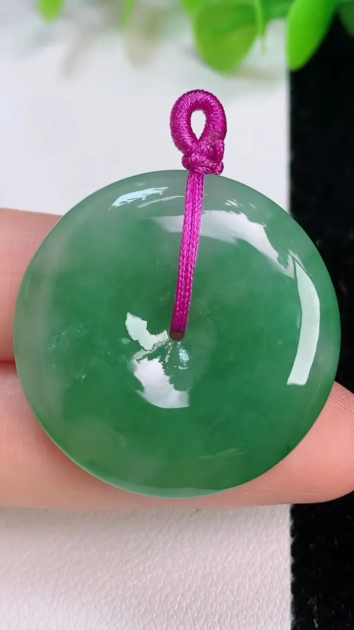 天然A货翡翠平安扣吊坠，尺寸31.7-6，重量:12.48g
7月12日