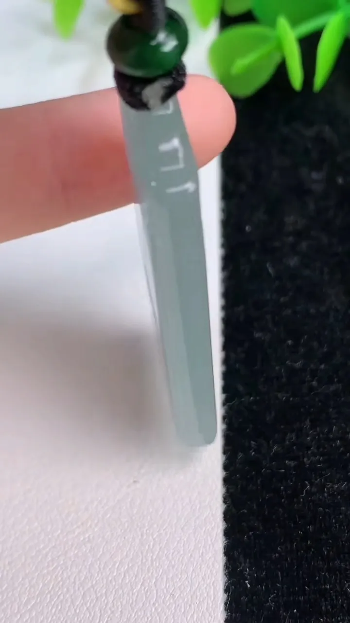天然A货翡翠冰种飘花仿古无事牌吊坠，尺寸46.3-20-5，重量:18.63g
7月12日