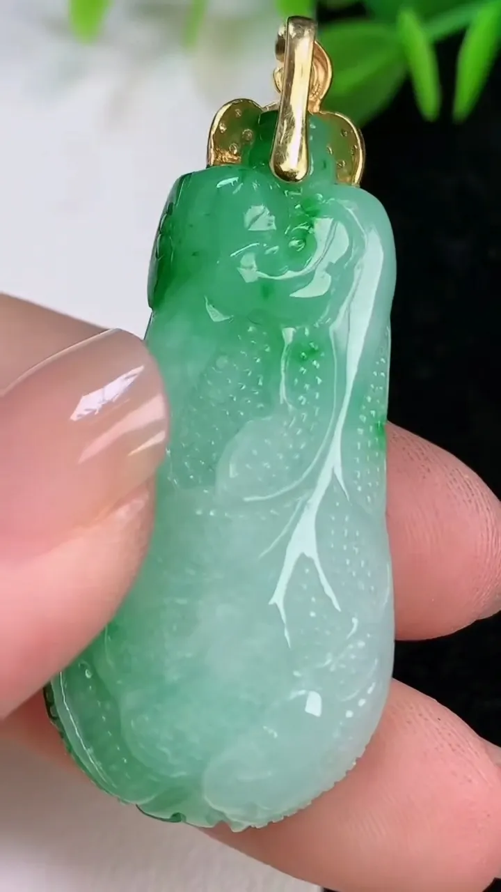 天然A货翡翠白菜吊坠，尺寸44.5-18.8-11.5，重量:18.44g
7月12日