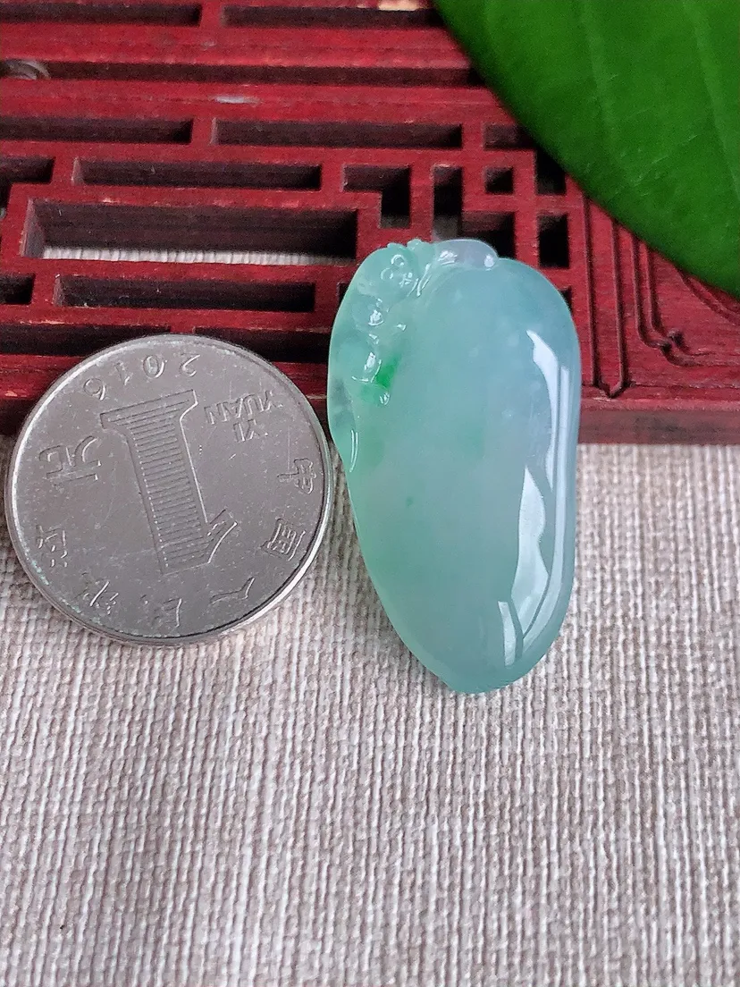 天然A货翡翠飘绿福瓜吊坠尺寸35.5×19.4×6m量8.57g 0711