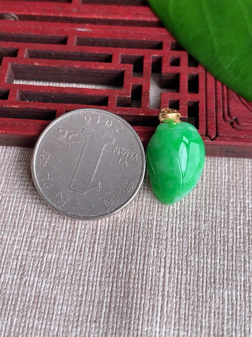 天然A货翡翠18K金扣头飘绿福瓜吊坠尺寸17.6×12.5×6.3m量2.62g 0711