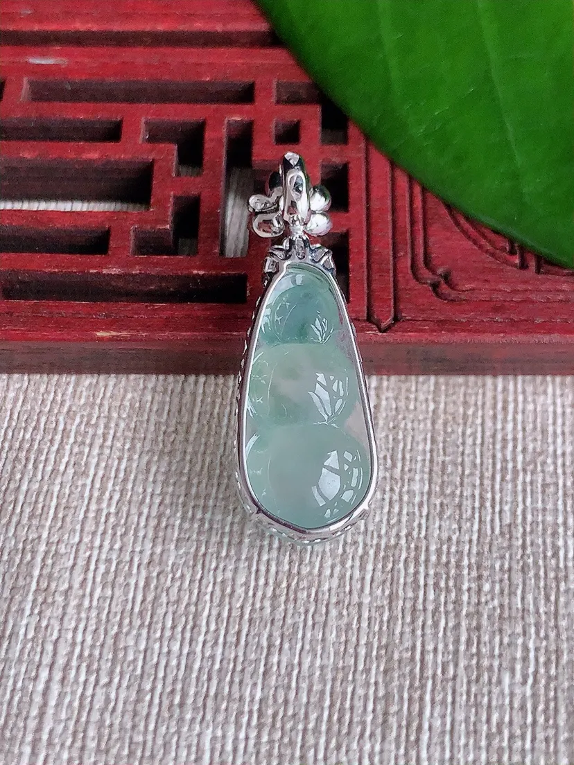 天然A货翡翠18K金伴飘花四季豆福豆平安豆吊坠尺寸32.2×22.5×11×7.7m量3.35g 0
