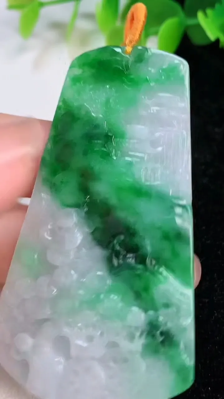 天然A货翡翠山水牌吊坠，尺寸64.8-36.4-5.4，重量:21.40g
7月12日