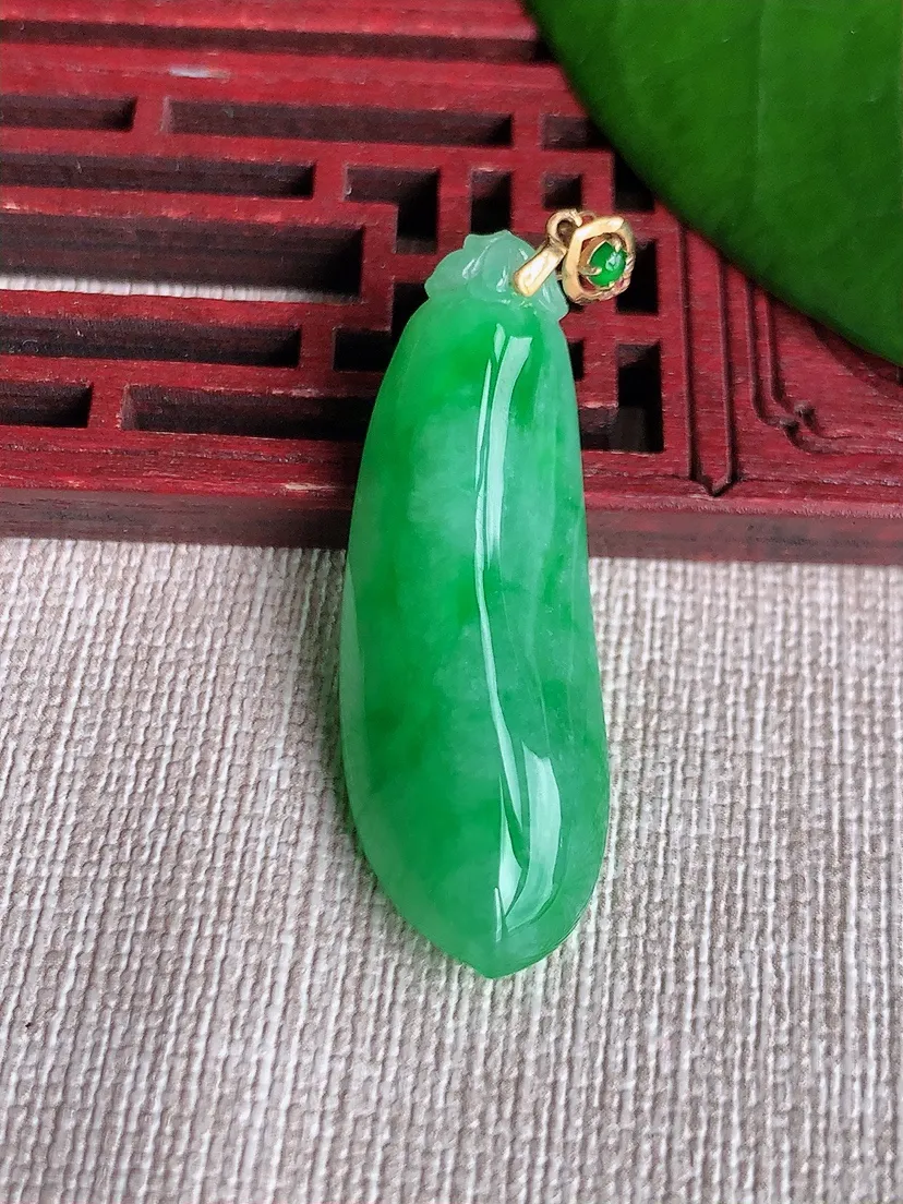 天然A货翡翠18K金扣头飘绿福瓜吊坠尺寸38×14×9.4m量8.85g 0711