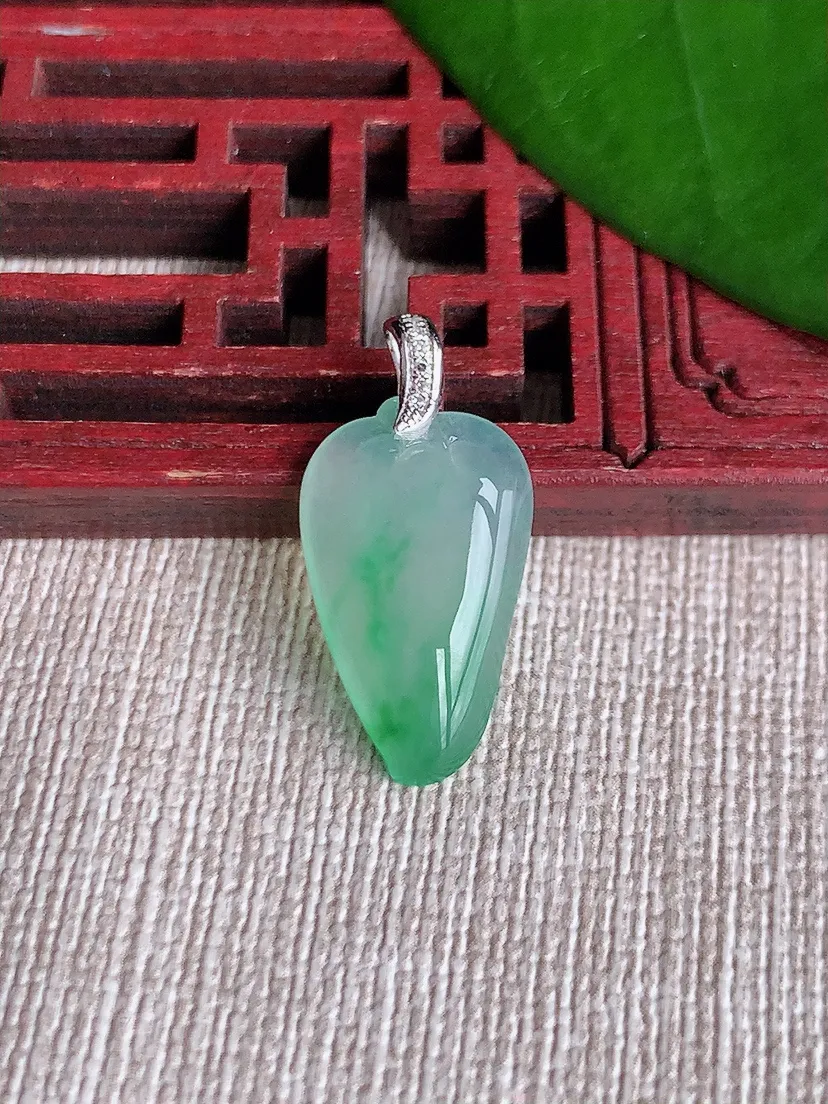 天然A货翡翠18K飘绿福瓜吊坠尺寸23.8×19.9×11.6×3.7m量2.00g 0711