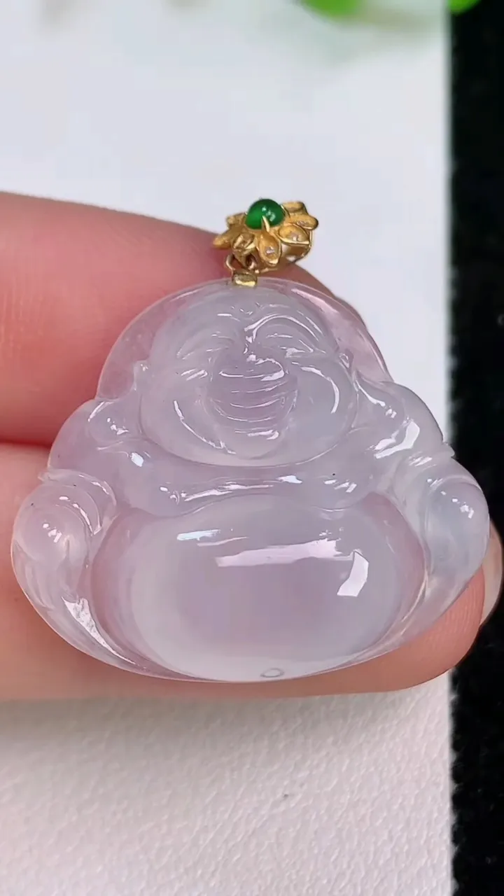 天然A货翡翠种白冰佛公吊坠，尺寸23.7-27.5-6.3，重量:5.97g
7月12日