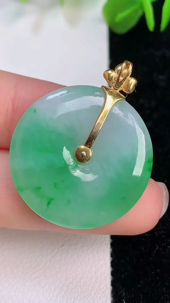 天然A货翡翠平安扣吊坠，尺寸27-3.8，重量:6.25g
7月12日