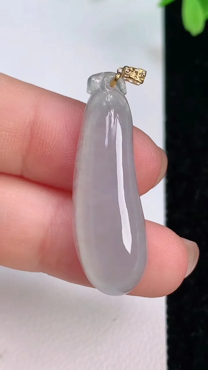天然A货翡翠福瓜吊坠，尺寸36-11.7-5.2，重量:3.87g
7月12日