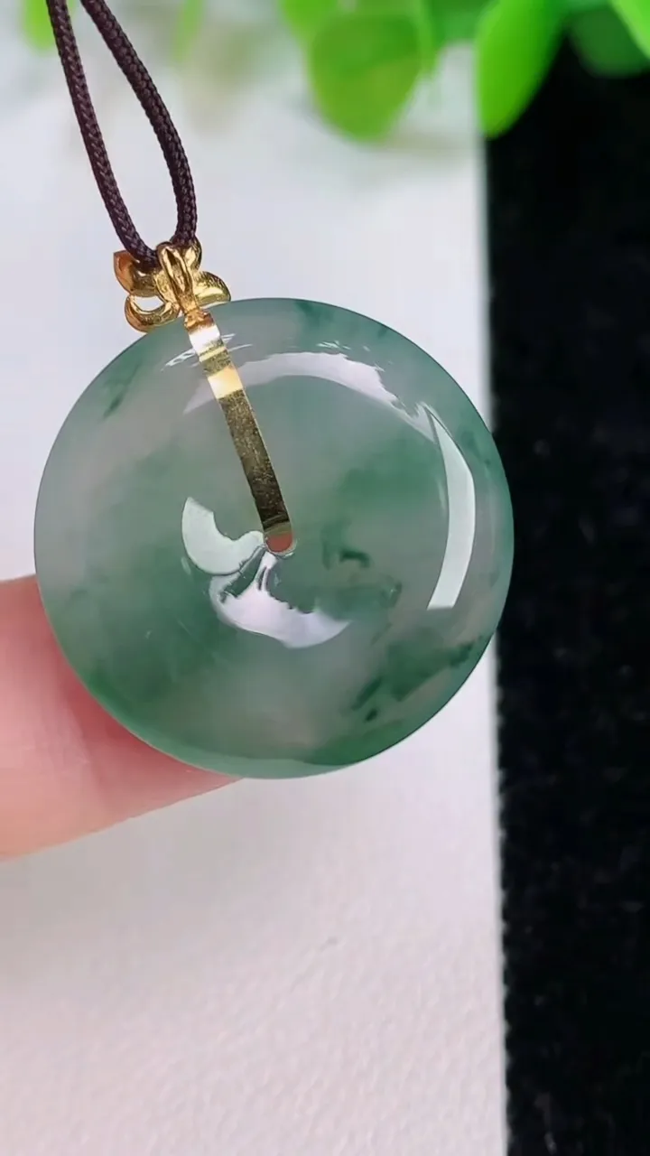天然A货翡翠平安扣吊坠，尺寸23-4.4，重量:5.05g
7月12日