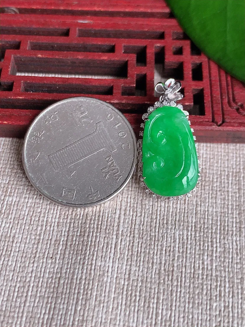 天然A货翡翠18K金伴满绿如意吊坠尺寸27.8×13.2×6裸石18.8×11m量2.94g 0711