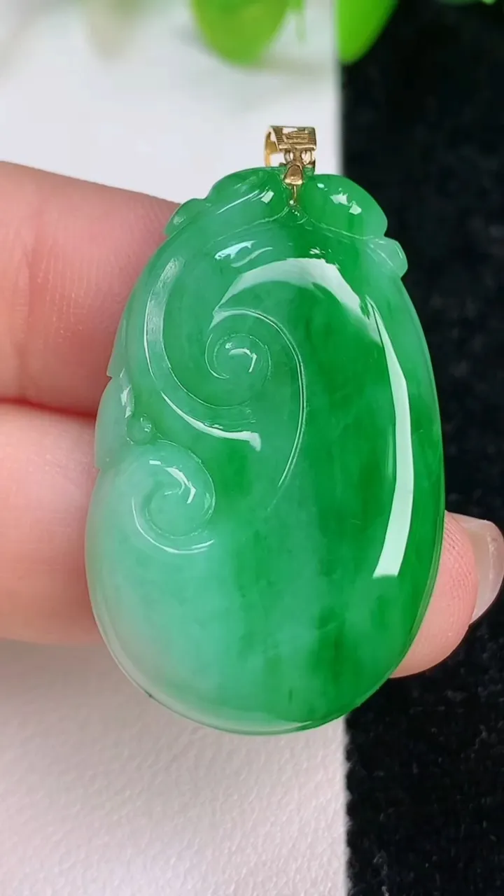 天然A货翡翠如意吊坠，尺寸35.2-22-5，重量:8.10g
7月12日