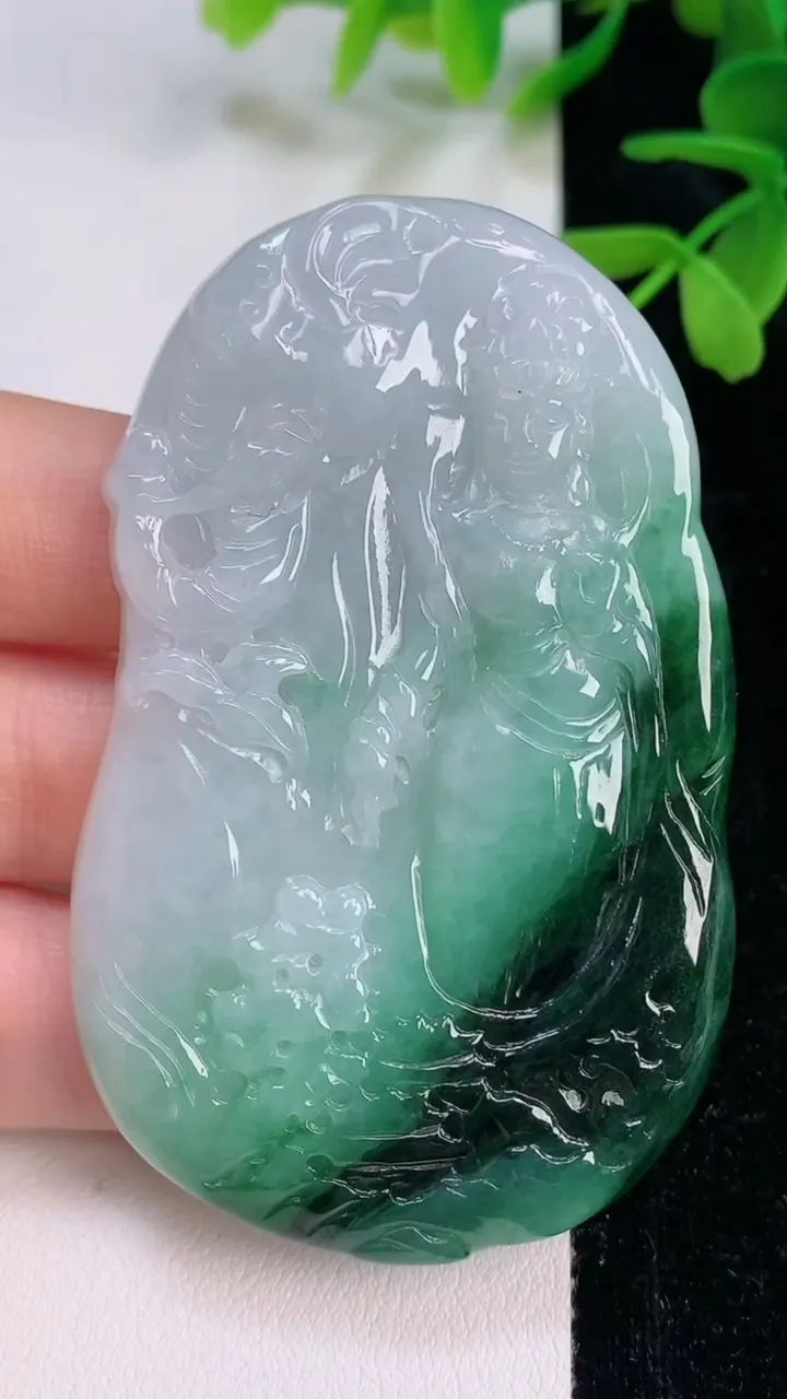 天然A货翡翠普贤菩萨吊坠，尺寸68.5-43.2-5.7，重量:40.15g
7月12日