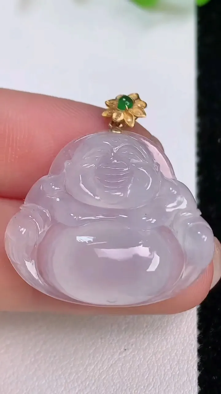 天然A货翡翠种白冰佛公吊坠，尺寸23.7-27.5-6.3，重量:5.97g
7月12日
