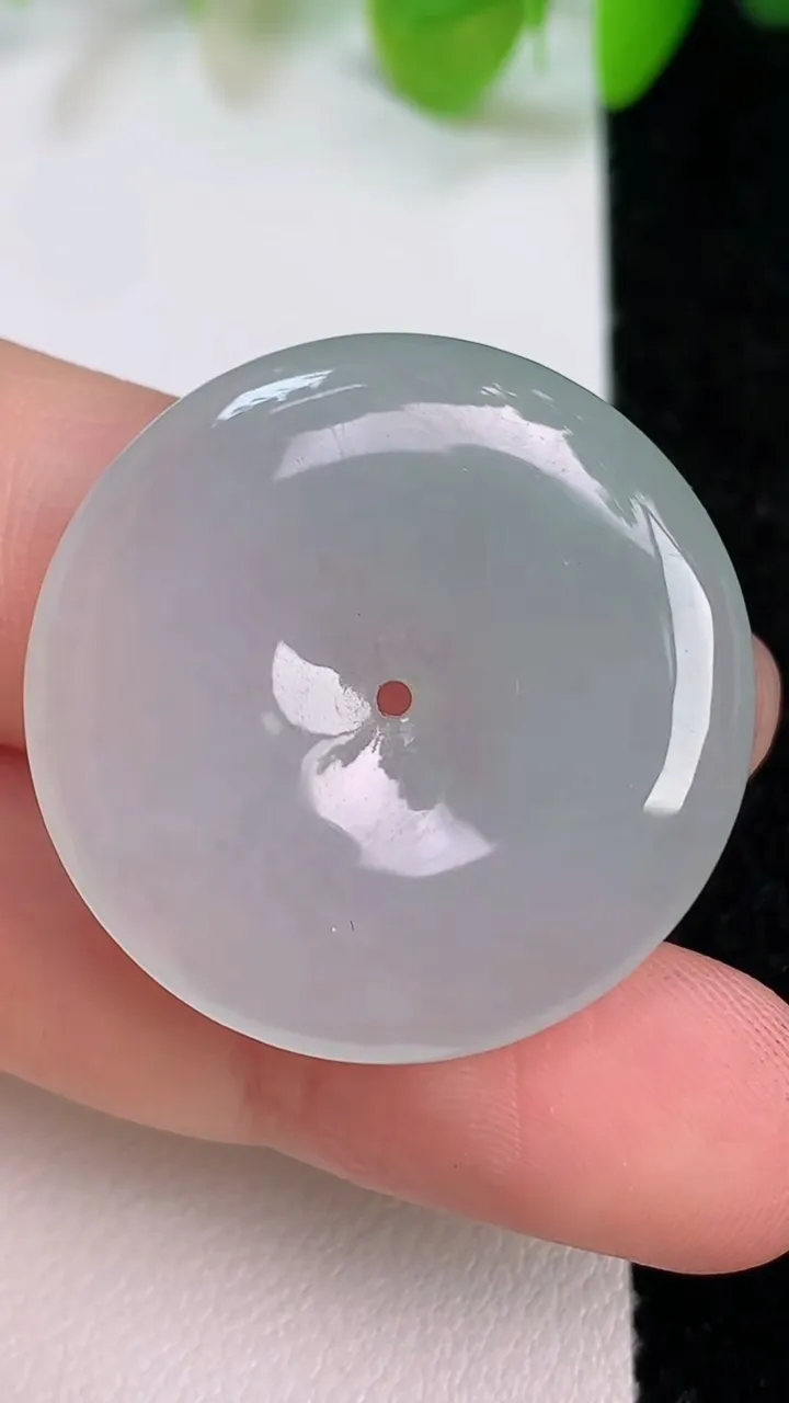 天然A货翡翠平安扣吊坠，尺寸28.8-5，重量:8.54g
7月12日