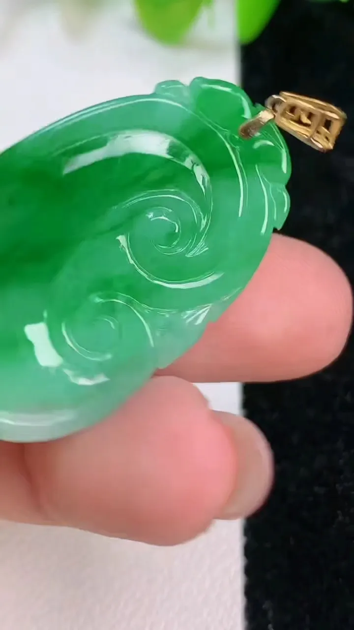 天然A货翡翠如意吊坠，尺寸35.2-22-5，重量:8.10g
7月12日