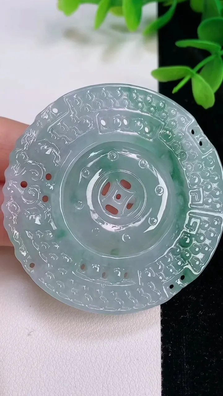天然A货翡翠雕花母子平安扣吊坠，尺寸56.7-5，重量:34.36g
7月12日